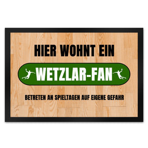 Hier wohnt ein Wetzlar-Fan Fußmatte in 35x50 cm mit Turnhallenboden Motiv