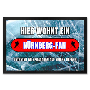 Hier wohnt ein Nürnberg-Fan Fußmatte in 35x50 cm mit Eishallen Boden-Motiv