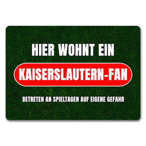 Hier wohnt ein Kaiserslautern-Fan Fußmatte in 35x50 cm mit Rasenmotiv