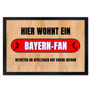 Hier wohnt ein Bayern-Fan Fußmatte in 35x50 cm mit Turnhallenboden Motiv