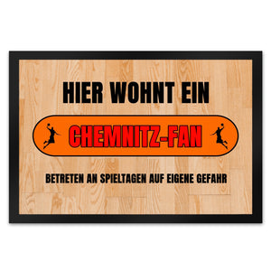 Hier wohnt ein Chemnitz-Fan Fußmatte in 35x50 cm mit Turnhallenboden Motiv