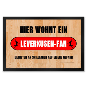 Hier wohnt ein Leverkusen-Fan Fußmatte in 35x50 cm mit Turnhallenboden Motiv