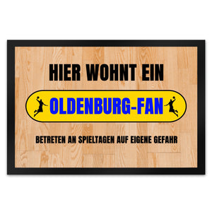 Hier wohnt ein Oldenburg-Fan Fußmatte in 35x50 cm mit Turnhallenboden Motiv