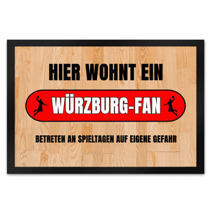 Hier wohnt ein Würzburg-Fan Fußmatte in 35x50 cm mit Turnhallenboden Motiv