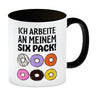 Ich arbeite an meinem Six Pack Kaffeebecher mit bunten Donuts