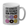 Ich arbeite an meinem Six Pack Kaffeebecher mit bunten Donuts