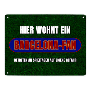Hier wohnt ein Barcelona-Fan Metallschild in 15x20 cm mit Rasenmotiv