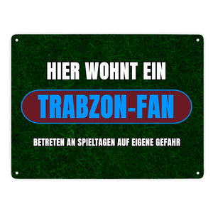 Hier wohnt ein Trabzon-Fan Metallschild in 15x20 cm mit Rasenmotiv