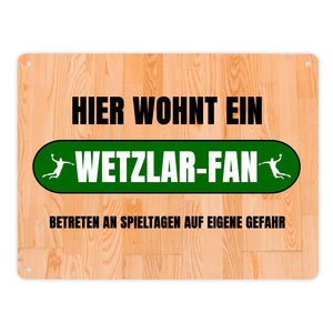 Hier wohnt ein Wetzlar-Fan Metallschild in 15x20 cm mit Turnhallenboden Motiv