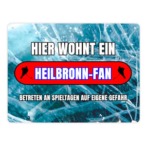 Hier wohnt ein Heilbronn-Fan Metallschild in 15x20 cm mit Eishallen Boden-Motiv