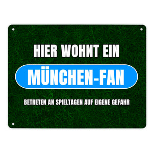 Hier wohnt ein München-Fan Metallschild in 15x20 cm mit Rasenmotiv