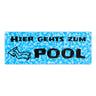 Hier geht’s zum Pool mit Pfeil nach rechts - Metallschild