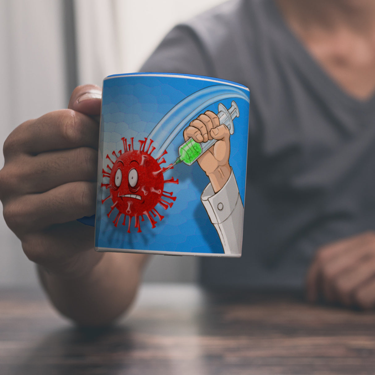 Kaffeebecher mit Virus und Spritzen Motiv - Geimpft! Lustiger Impfhumor