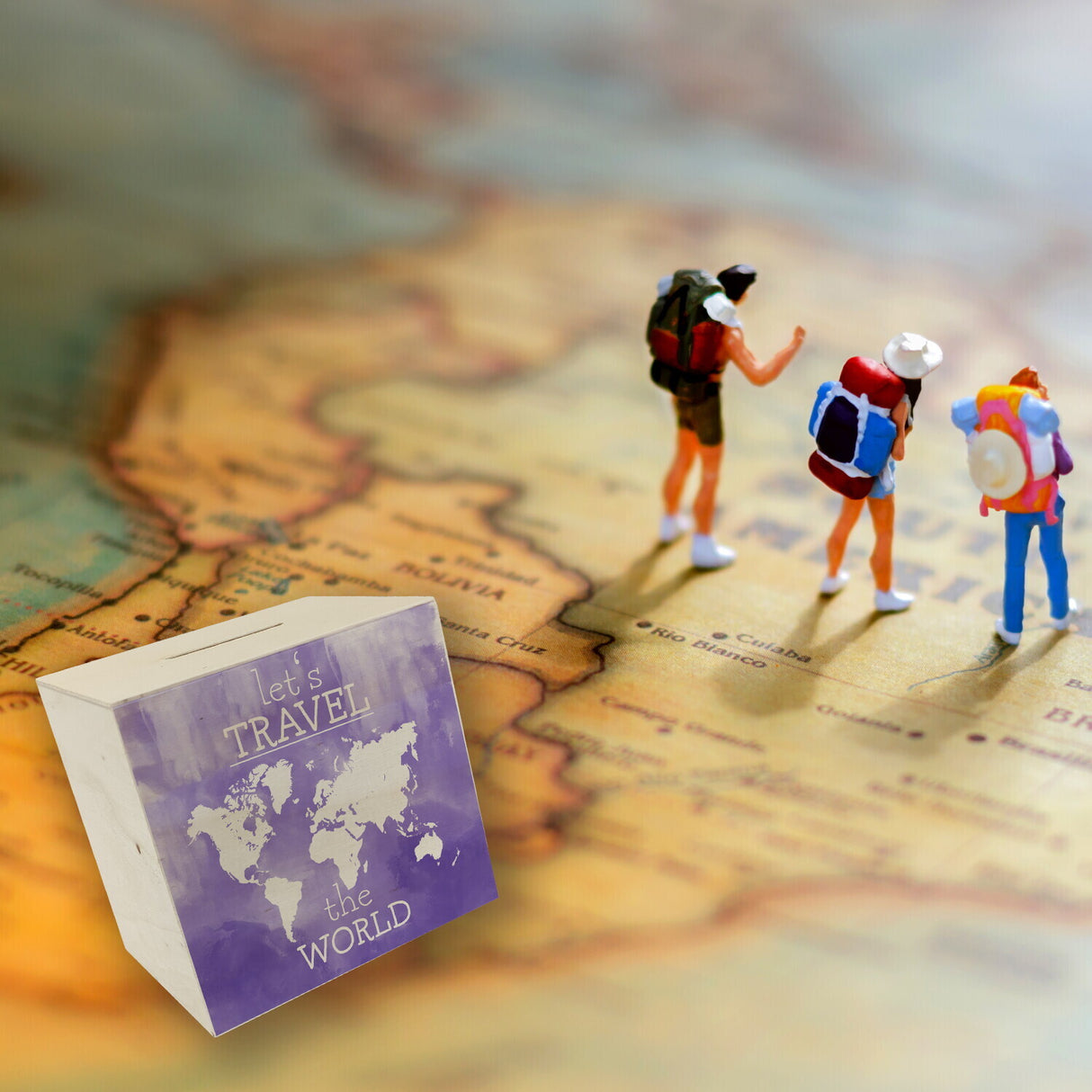 Spardose mit Weltkarten Motiv und Text - let's travel the world in Lila