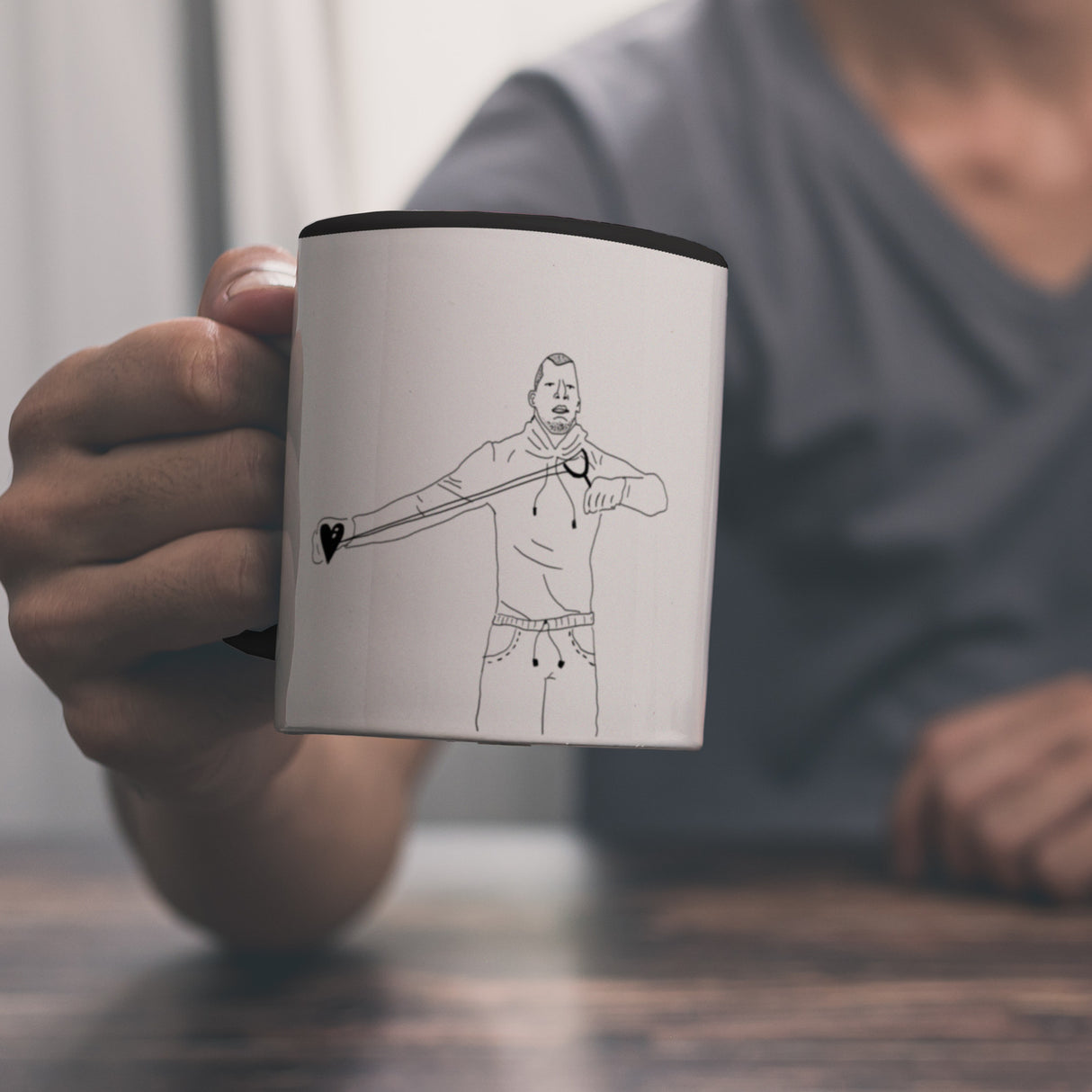 Kaffeebecher mit ironischem Spruch, gezeichnetem Charakter und Steinschleuder