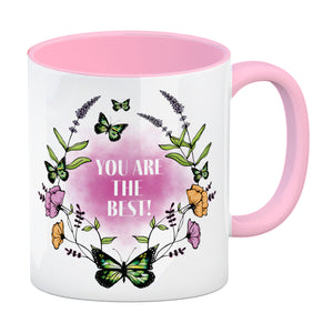 Kaffeebecher mit motivierenden Worten und Blumenrahmen mit Schmetterlingen
