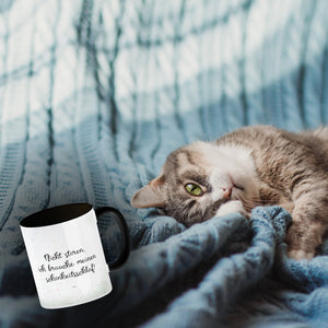 Kaffeebecher in pastellfarben mit schlafender Katze und witzigem Spruch