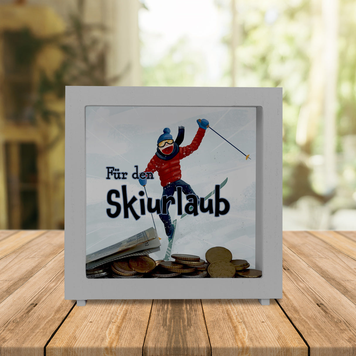 Spardose mit lustigem Skifahrer-Motiv und Spruch - Für den Skiurlaub