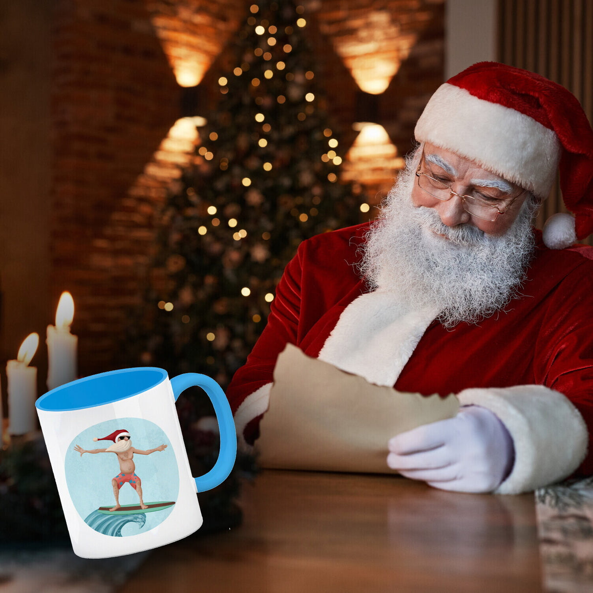 Happy Holidays witziger Kaffeebecher mit Weihnachtsmann auf Surfbrett