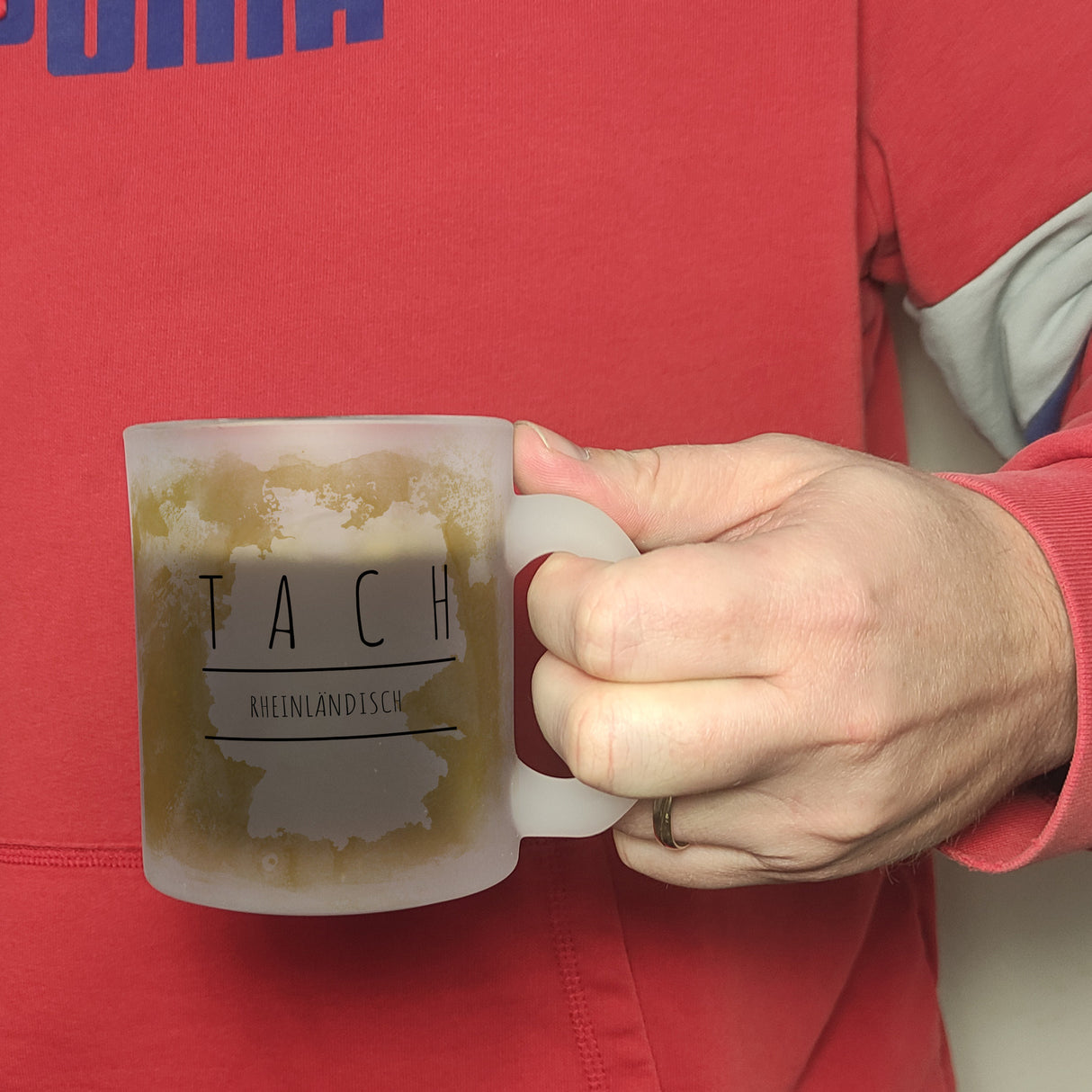 Hallo auf Rheinländisch Tach lustiger Kaffeebecher mit gelbem Hintergrund