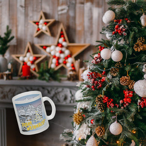 Kaffeebecher zum Thema Weihnachten mit eingeschneiter Landschaft