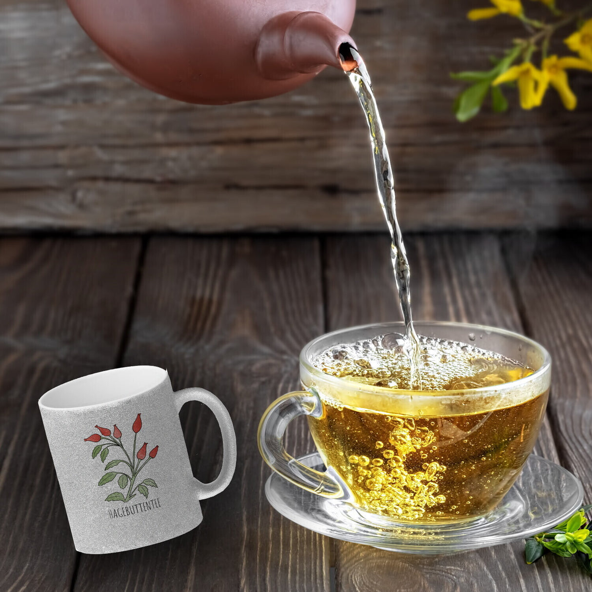 Hagebuttentee Teetasse mit Hagebuttenpflanze für Teetrinker