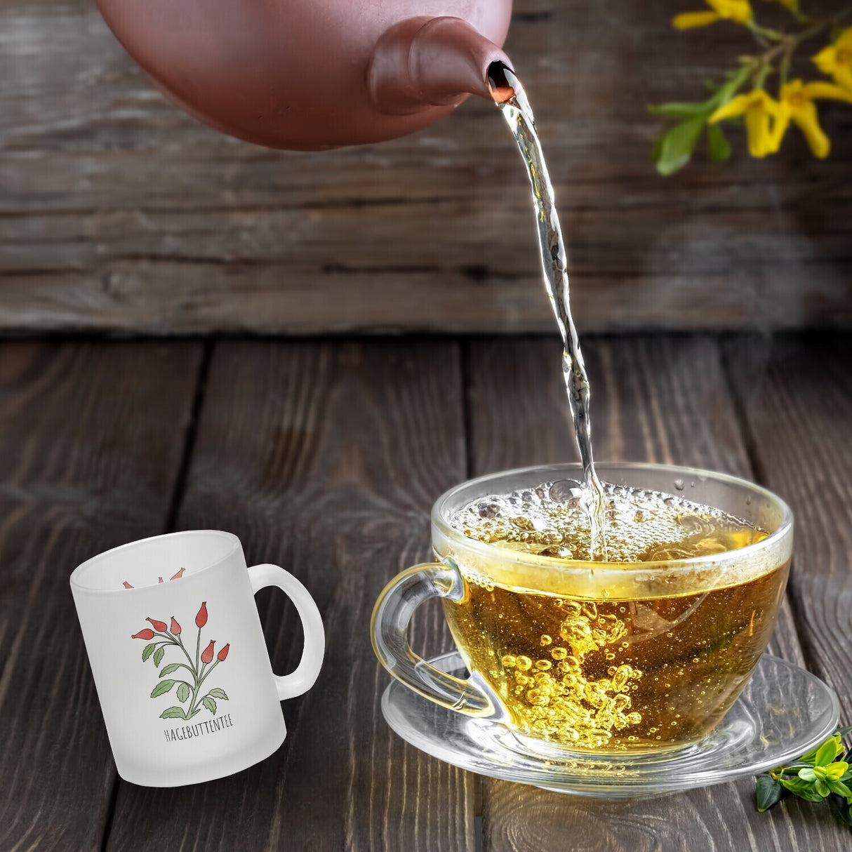 Hagebuttentee Teetasse mit Hagebuttenpflanze für Teetrinker