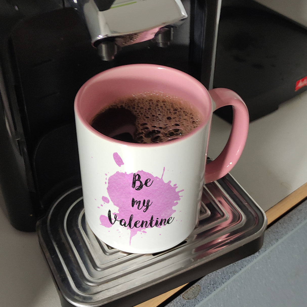 Be my Valentine Kaffeebecher mit rosa Farbkleks