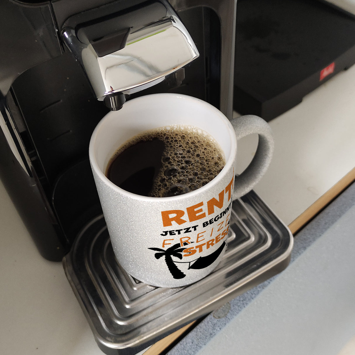 Rente - jetzt beginnt der Freizeitstress Kaffeebecher