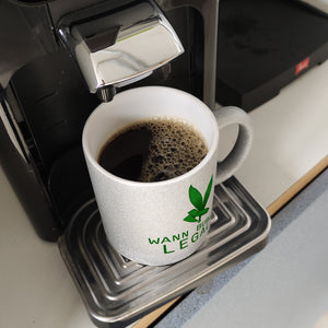Wann Bubatz legal Kaffeebecher mit Graspflanze