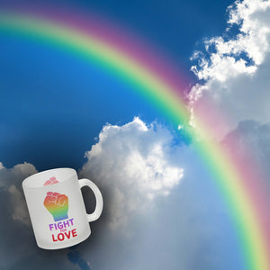 Fight for Love Kaffeebecher mit Faust in Regenbogenfarben