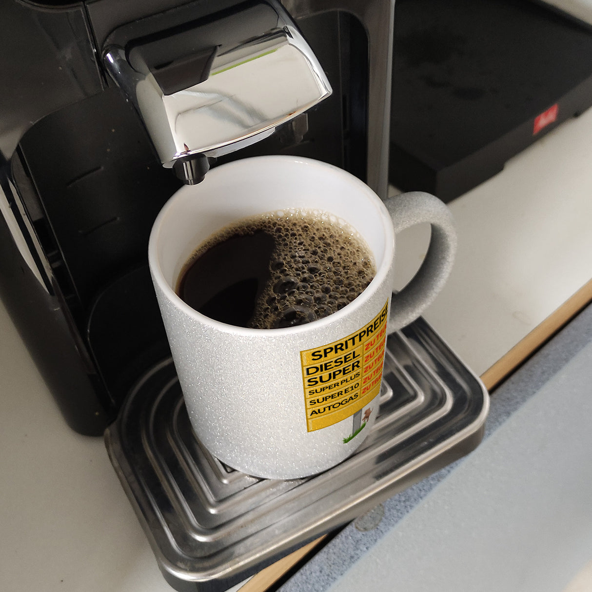Spritpreise Anzeigetafel Kaffeebecher für Autofahrer