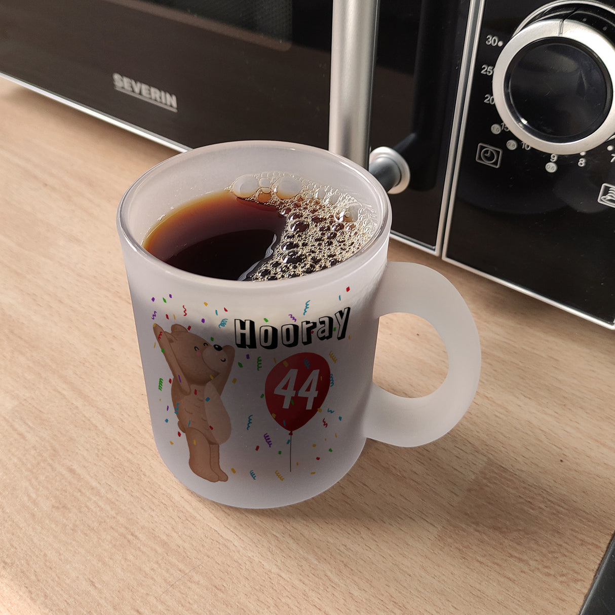 Witziger Kaffeebecher für den 44. Geburtstag mit Motiv: Hooray