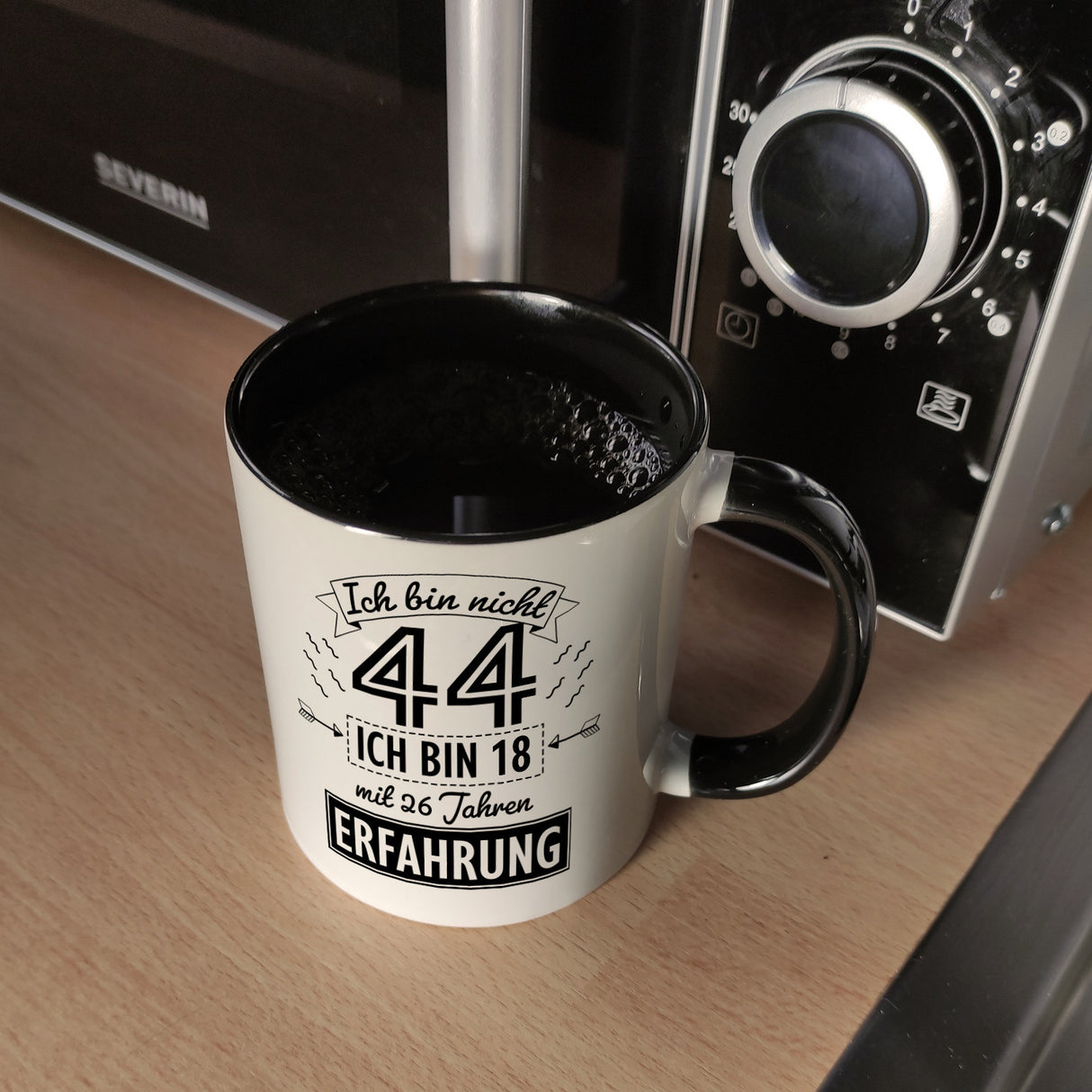 Witziger Kaffeebecher für den 44. Geburtstag mit Motiv: Erfahrung