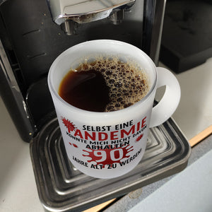 Witziger Kaffeebecher für den 90. Geburtstag mit Motiv: Pandemie