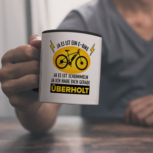 Ja es ist ein E-Bike Kaffeebecher mit lustigem Spruch