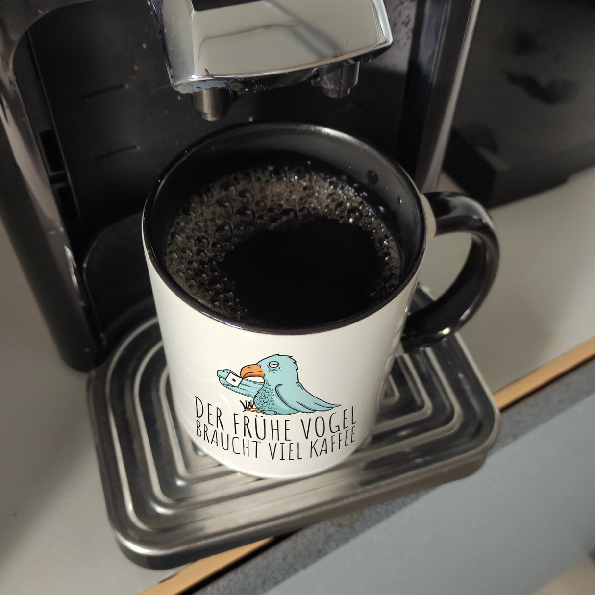 Der frühe Vogel braucht viel Kaffee Kaffeebecher