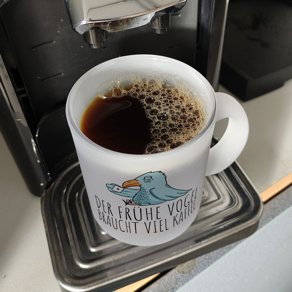 Der frühe Vogel braucht viel Kaffee Kaffeebecher