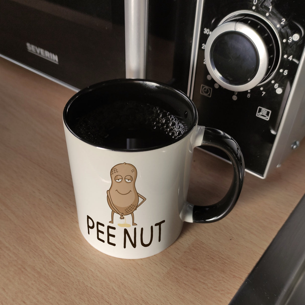 Pee nut Kaffeebecher mit pinkelnder Erdnuss