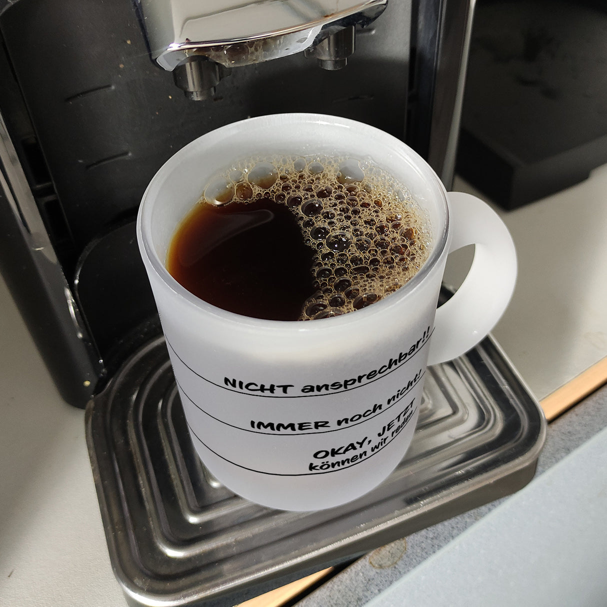 Ohne Kaffee nicht ansprechbar Kaffeebecher mit verschiedenen Gemütslagen