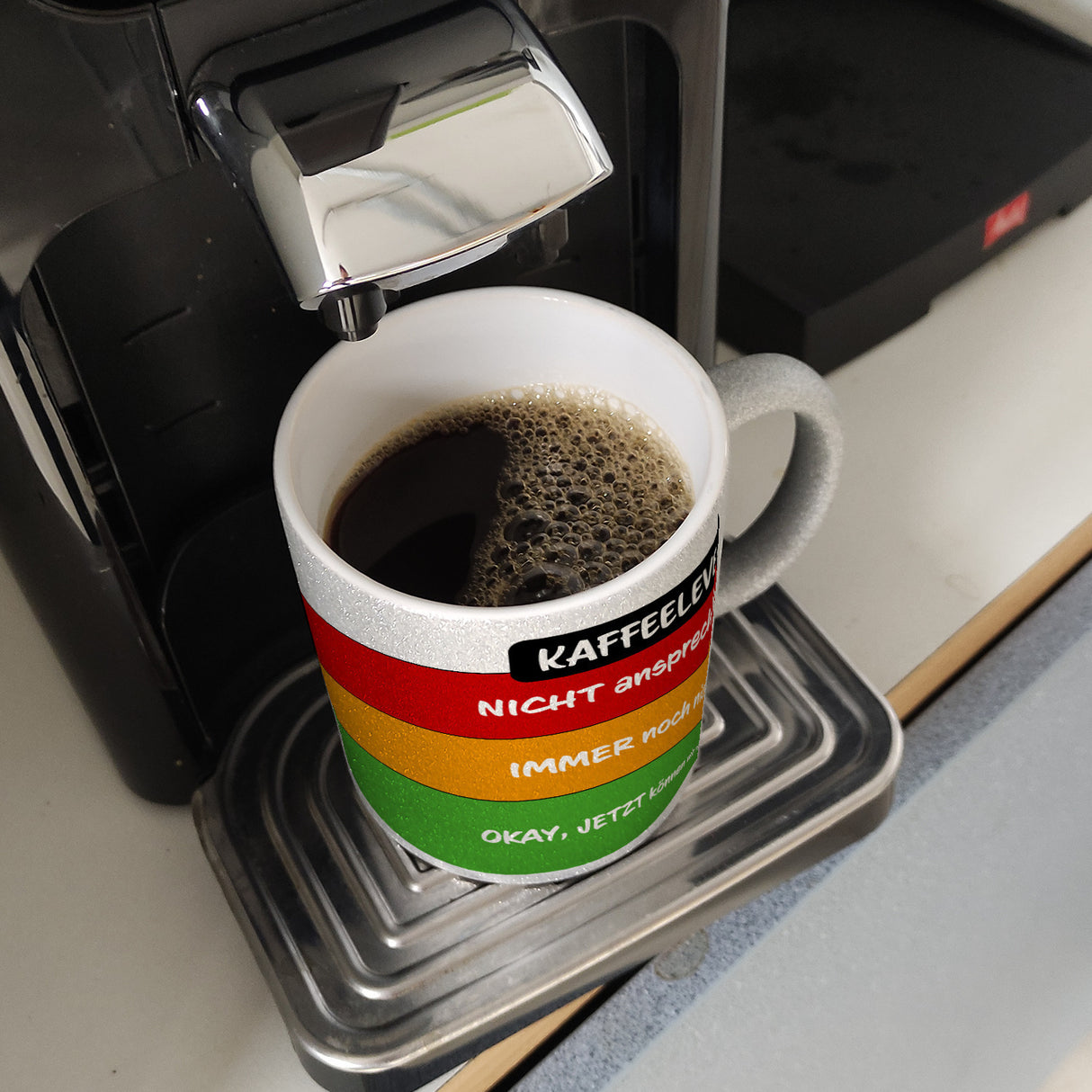 Kaffeelevel nicht ansprechbar Kaffeebecher mit verschiedenen Gemütslagen