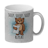 Sleep, Sleep, Sleep, Repeat niedlicher Teddybär Kaffeebecher