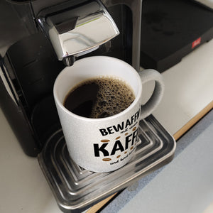 Kaffeebecher mit Spruch - Bewaffnet mit Kaffee und bereit loszulegen