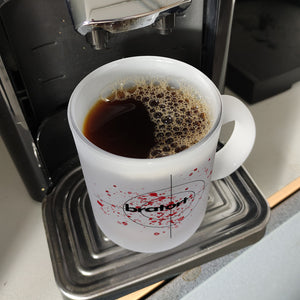 Bratort Kaffeebecher mit Blutspritzern und Fadenkreuz