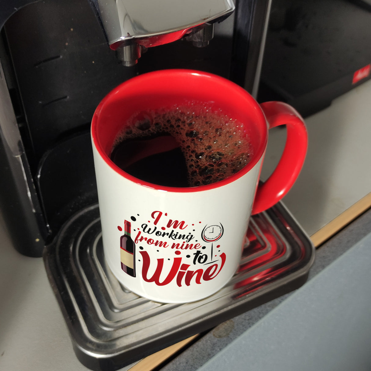 Wein Kaffeebecher mit Spruch I´m working from nine to Wine