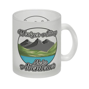 Berge und See Kaffeebecher mit Spruch Weniger Alltag mehr Abenteuer