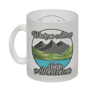 Berge und See Kaffeebecher mit Spruch Weniger Alltag mehr Abenteuer