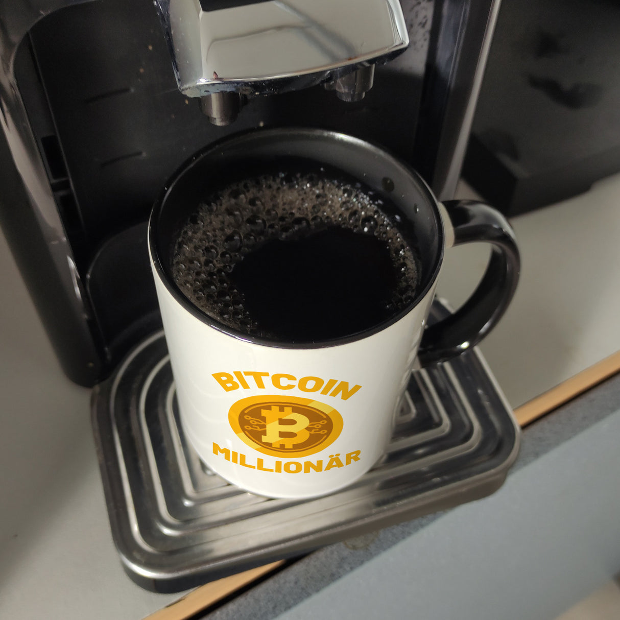 Bitcoin Millionär Kaffeebecher mit Kryptowährung