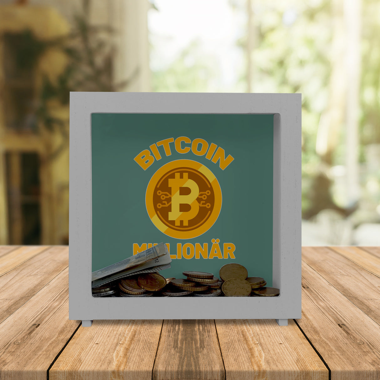 Bitcoin Millionär Spardose mit grünem Hintergrund und Kryptowährung