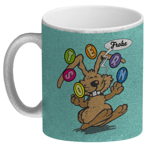 Frohe Ostern! Osterhase jongliert mit Ostereiern Kaffeebecher in {weiß}